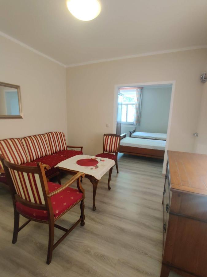 Laddu Gopal Hotel&Restaurant Wolfsbourg Extérieur photo