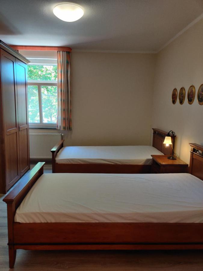 Laddu Gopal Hotel&Restaurant Wolfsbourg Extérieur photo